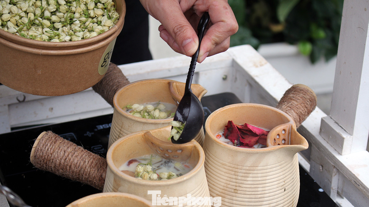 Điểm mới lạ dễ thấy nhất là thay vì pha chế và sử dụng các loại cốc thông thường, trà sữa Vân Nam được nướng trong ấm đất nung.