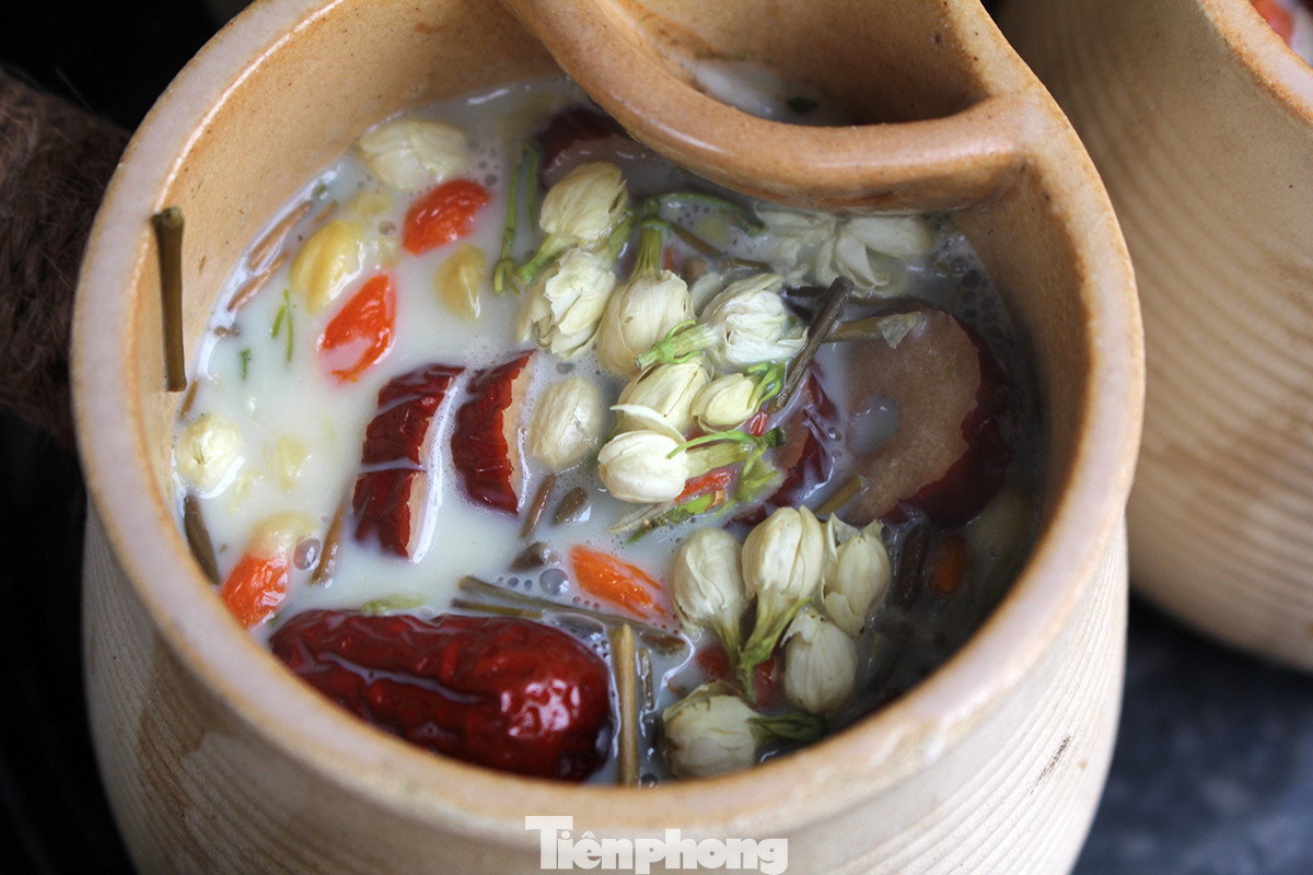 Không phải trân châu đường đen giống trà sữa thông thường, sự hòa quyện của các loại hoa quả khô, thảo mộc đã tạo nên vị ngọt thanh - một hương vị vô cùng mới lạ và khác biệt cho trà sữa Vân Nam.