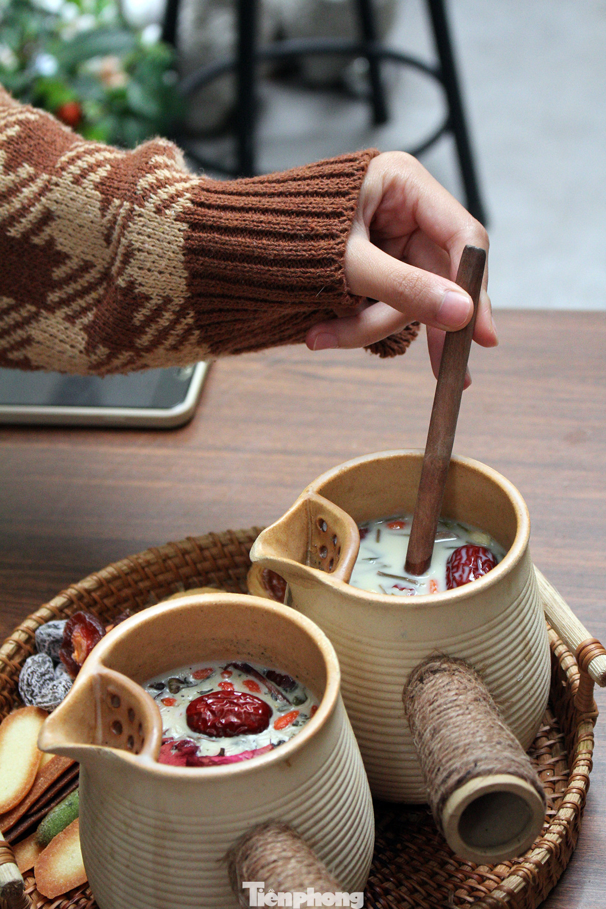 Trà được rang trực tiếp trong ấm mang vị chát nhẹ, hòa quyện cùng mùi thơm khét của đường phèn và vị nồng béo của sữa tươi.