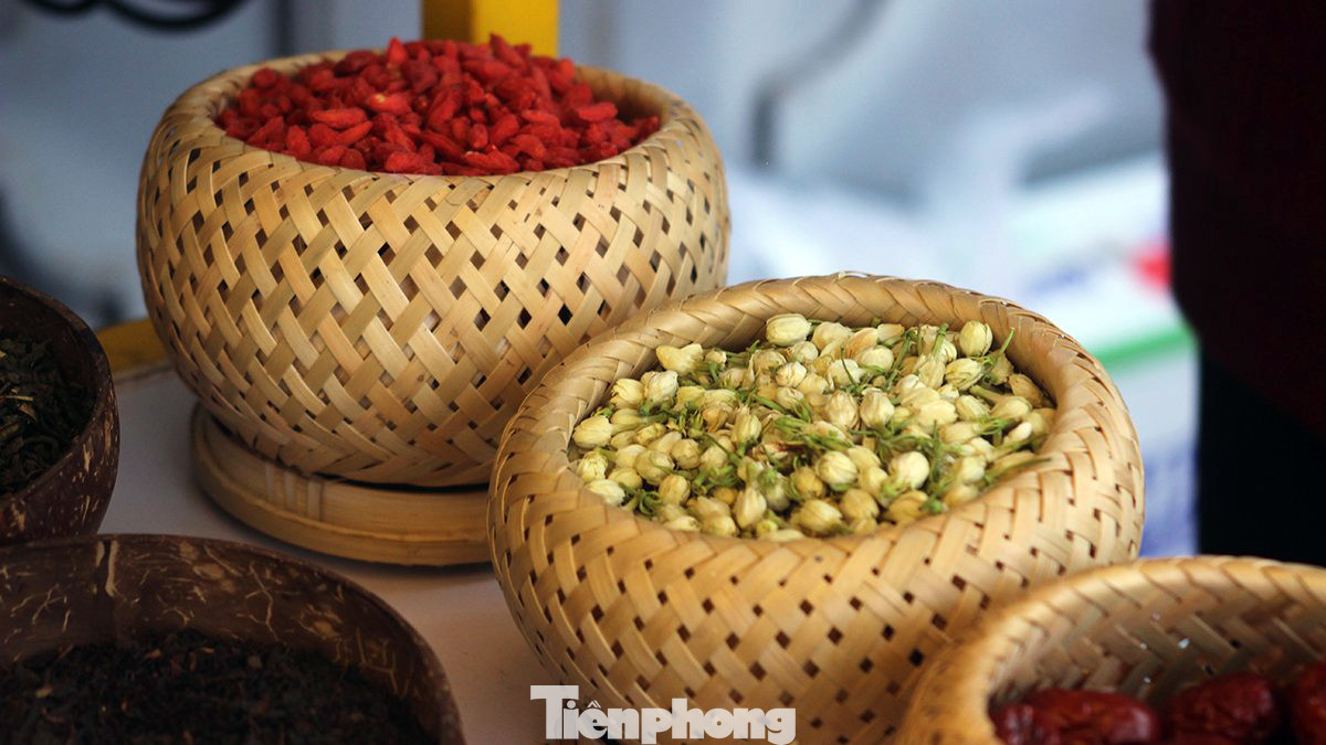 Loại trà sữa này là sự kết hợp đặc biệt giữa trà được rang trong ấm đất nung, sữa tươi, đường phèn và các loại hoa quả khô, thảo mộc.