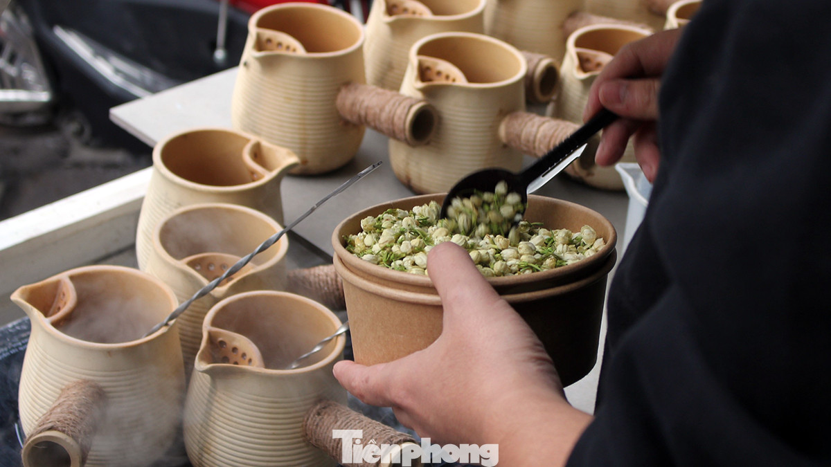 Trà sữa nướng Vân Nam đã xuất hiện ở Việt Nam và hiện được bán tại nhiều quán trà sữa với giá từ 35.000 đến 40.000 đồng/ấm.