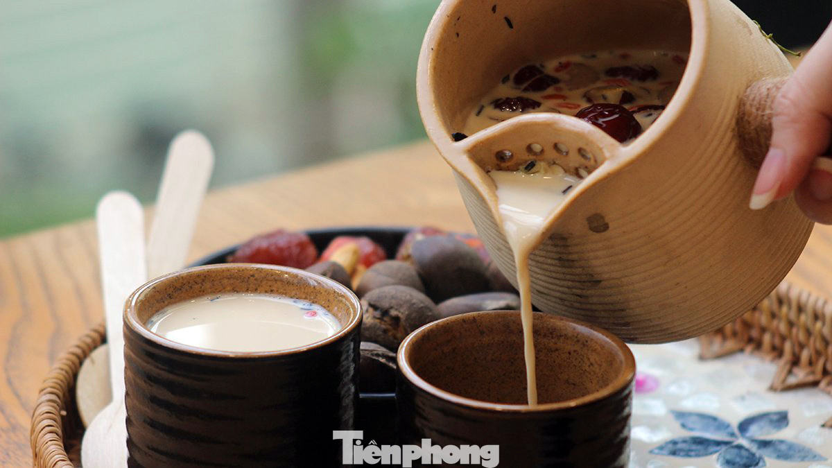 Trà sữa nóng kèm với bánh, hạt dẻ, ô mai đem lại cảm giác ấm áp, dễ chịu cho người thưởng thức, rất thích hợp trong thời tiết mùa đông.