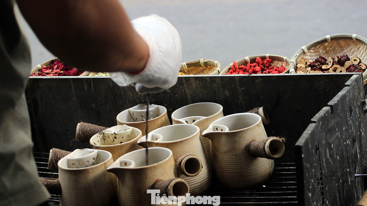 Trà sữa nướng Vân Nam đã xuất hiện ở Việt Nam và hiện được bán tại nhiều quán trà sữa với giá từ 35.000 đến 40.000 đồng/ấm.