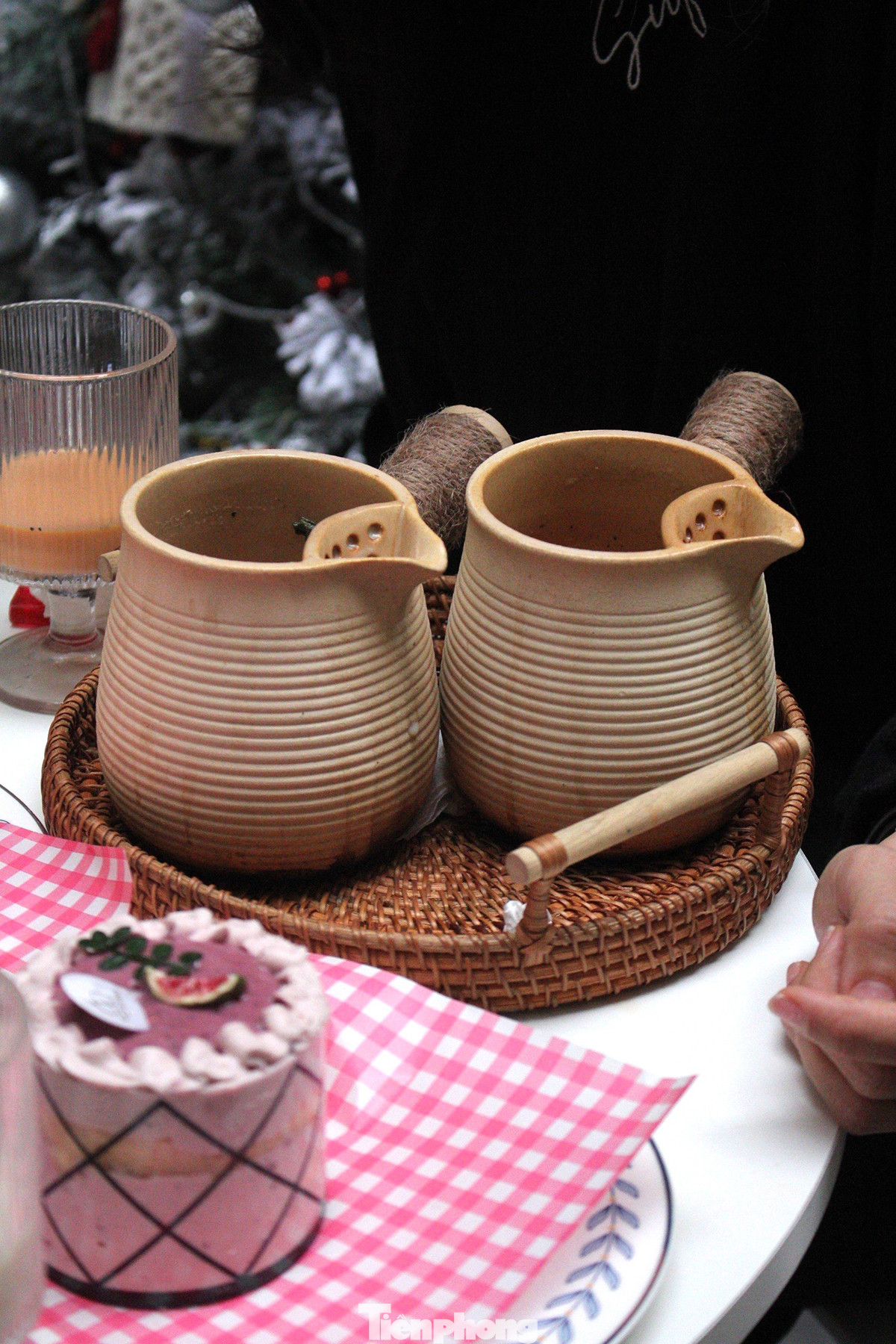 Trà được rang trực tiếp trong ấm mang vị chát nhẹ, hòa quyện cùng mùi thơm khét của đường phèn và vị nồng béo của sữa tươi.