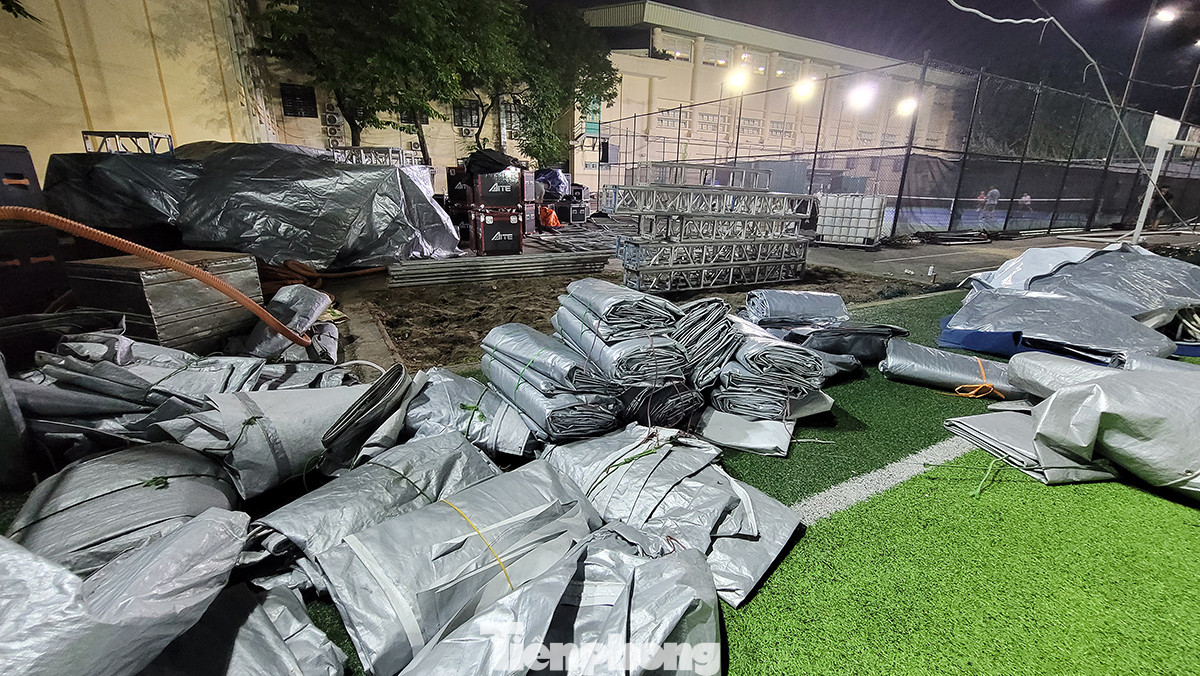 Lượng lớn vật tư, trang thiết bị được những xe tải hạng nặng vận chuyển đến địa điểm tổ chức sự kiện trong đêm muộn.