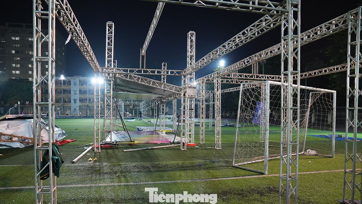 Các công nhân đang gấp rút thi công các gian hàng phục vụ cho lễ hội lớn nhất của giới ngân hàng được Báo Tiền Phong tổ chức thường niên trong những năm gần đây.