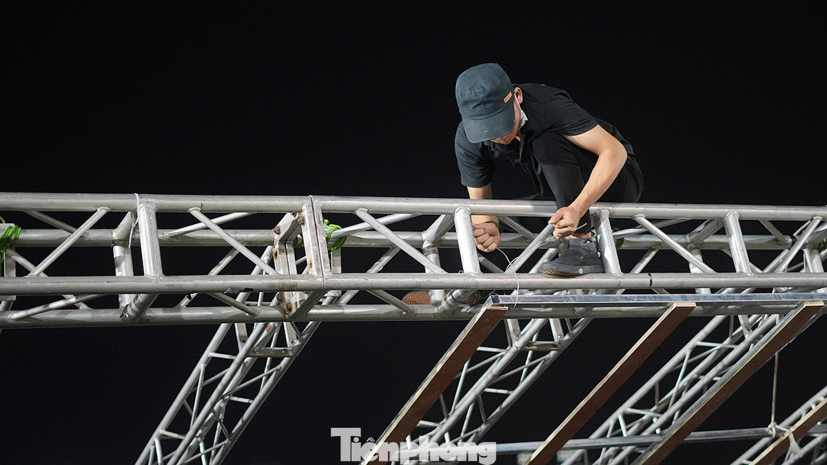 Toàn bộ gian hàng được lắp đặt bằng khung nhôm, mái dốc bạt trắng, trám mặt gian hàng bằng khung sắt, bạt hiflex in nhận diện các thương hiệu ngân hàng và gian hàng trong ngày hội.