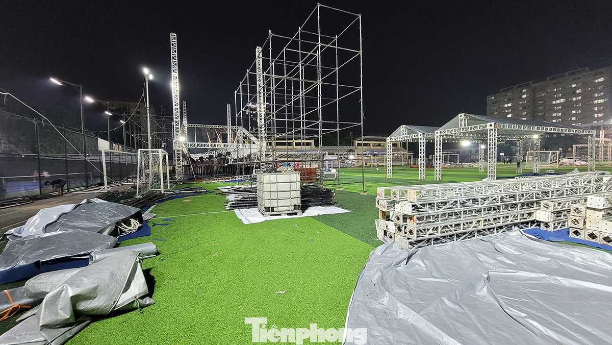 Phông bạt, logo, các điểm check in cùng hàng trăm tấn khung thép đã được nhà thầu tập kết vào khu vực sân vận đồng trường Đại học Sư phạm để thi công lắp đặt. Đây là ngày hội trải nghiệm thanh toán thẻ lớn nhất từ trước đến nay có sự tham gia của 18 ngân hàng và tổ chức tài chính lớn như: Vietcombank, Lietviet postbank, Agribank, Vietinbank, ACB, An Bình, BIDV, Sacombank, HD bank, Seabank, SHB, Pvcombank, Master Card, SSI…