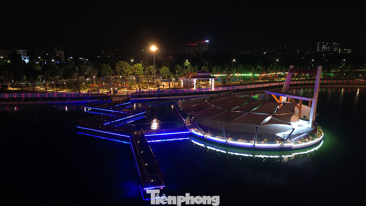 Trong đó, xây dựng hồ điều hòa với diện tích khoảng 33.600m2, hoàn thiện hạ tầng kỹ thuật và thoát nước, kết nối với hệ thống hạ tầng kỹ thuật và thoát nước của khu vực theo quy hoạch.