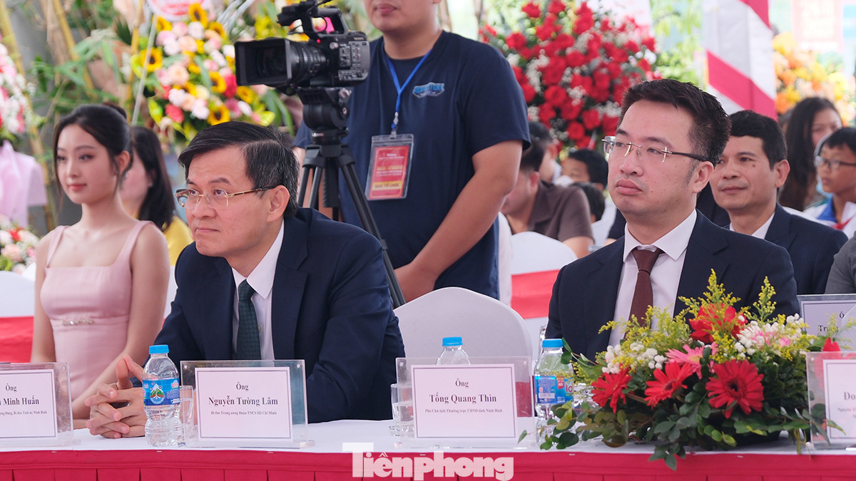 Ông Đoàn Minh Huấn - Ủy viên T.Ư Đảng, Bí thư Tỉnh ủy Ninh Bình và anh Nguyễn Tường Lâm - Bí thư T.Ư Đoàn, tham dự khai trương Nhà sách Tiền Phong tại Ninh Bình.