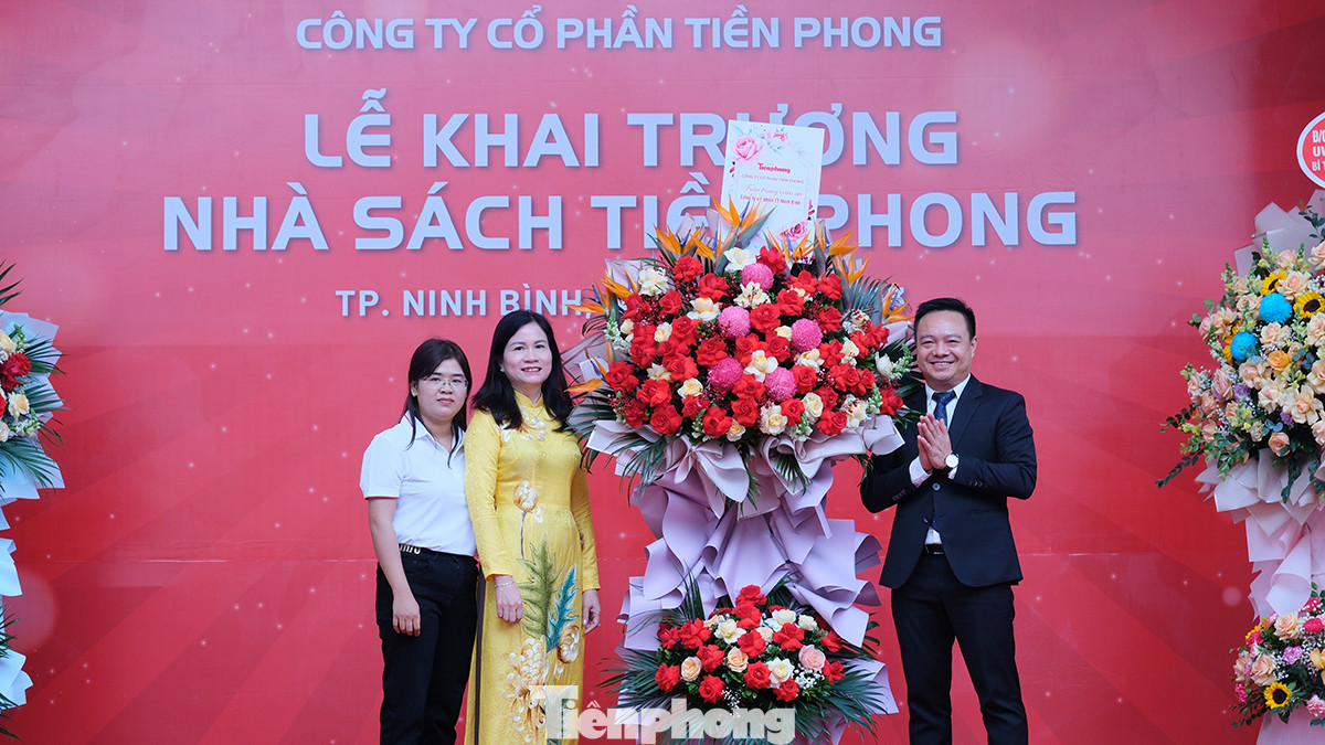 Ông Bùi Văn Phượng - Tổng Giám đốc Công ty Cổ phần Tiền Phong, trao lẵng hoa tri ân bà Phạm Thị Tuyết Dung và bà Nguyễn Thị Thanh Huyền - chủ đầu tư tòa nhà Nhà sách Tiền Phong tại thành phố Ninh Bình.
