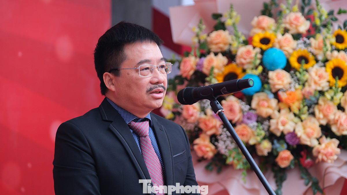 Nhà báo Vũ Tiến - Phó Tổng biên tập báo Tiền Phong, phát biểu tại lễ khai trương nhà sách.