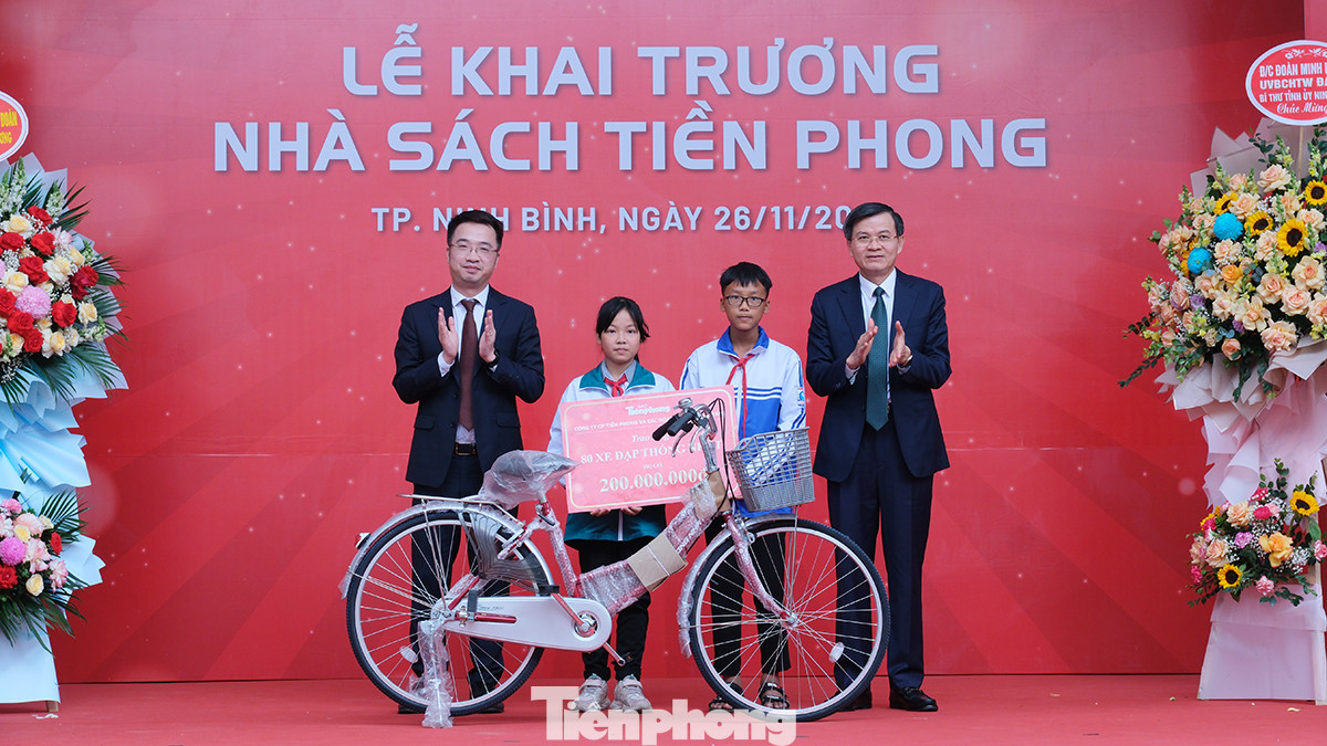 Ông Đoàn Minh Huấn - Ủy viên T.Ư Đảng, Bí thư Tỉnh ủy Ninh Bình và anh Nguyễn Tường Lâm - Bí thư T.Ư Đoàn, trao tượng trưng 80 xe đạp Thống Nhất (trị giá 200 triệu đồng) tặng học sinh nghèo vượt khó trên địa bàn tỉnh Ninh Bình.
