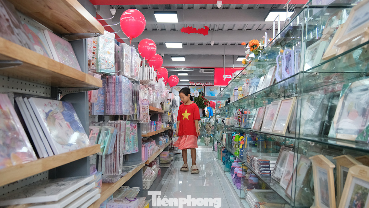 Không chỉ là nơi mua sắm sách, báo, đồ dùng học tập, văn phòng phẩm, đồ chơi, quà lưu niệm, Nhà sách Tiền Phong còn là không gian văn hóa giúp bạn trẻ tận hưởng niềm vui khám phá tri thức mới.