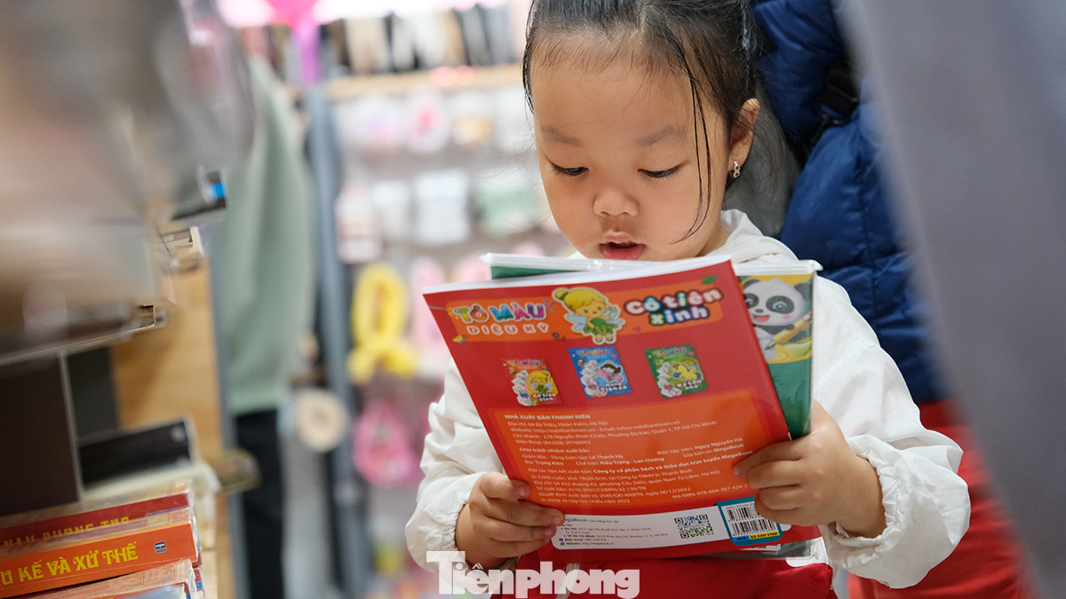 Không chỉ là nơi mua sắm sách, báo, đồ dùng học tập, văn phòng phẩm, đồ chơi, quà lưu niệm, Nhà sách Tiền Phong còn là không gian văn hóa giúp bạn trẻ tận hưởng niềm vui khám phá tri thức mới.