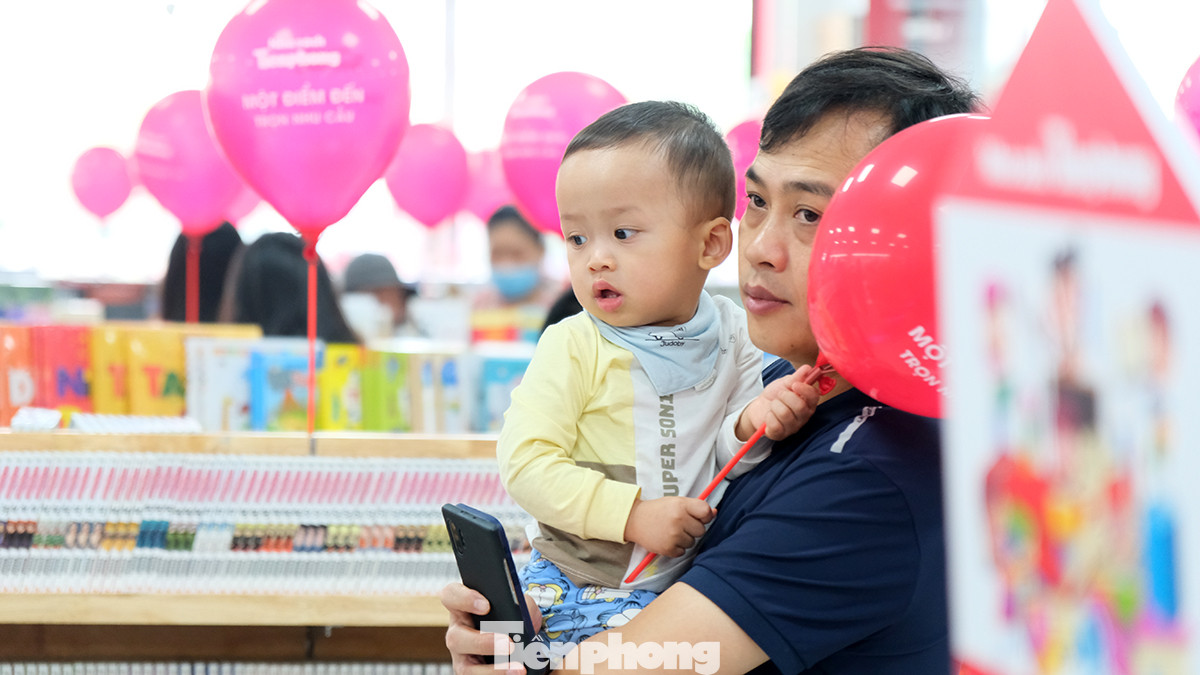 Trong dịp khai trương, Nhà sách Tiền Phong có rất nhiều ưu đãi và quà tặng đặc biệt dành cho khách hàng, như: Trải nghiệm miễn phí tự làm kẹo bông; miễn phí bắp rang bơ; chương trình đồng giá; ưu đãi giờ vàng miễn phí quà tặng; bốc thăm trúng thưởng; check-in nhận quà ...