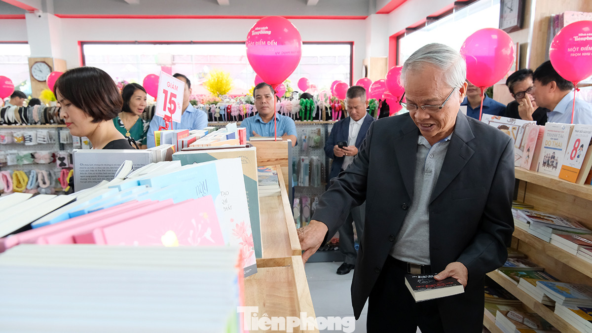 Với hơn 60.000 sản phẩm là các loại sách, dụng cụ học tập, văn phòng phẩm, quà tặng, đồ chơi... Nhà sách Tiền Phong tự tin mang đến cho người dân Ninh Bình trải nghiệm văn hóa đọc và mua sắm hoàn toàn mới.