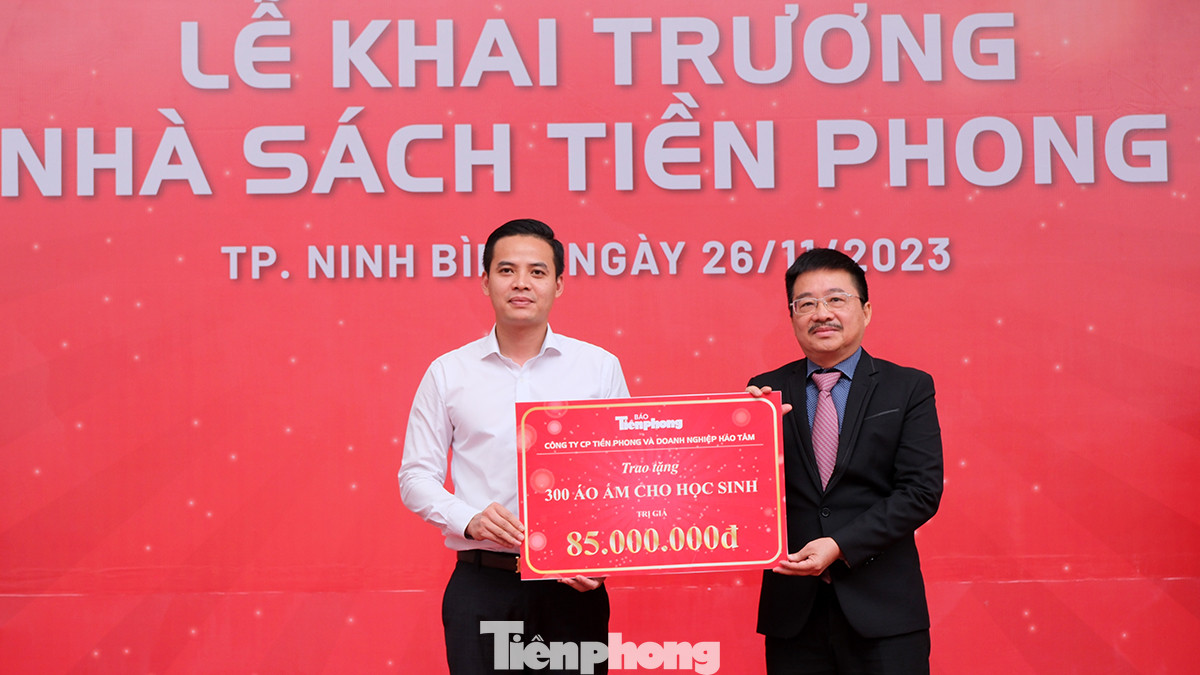 Nhà báo Vũ Tiến - Phó Tổng biên tập báo Tiền Phong, trao 300 áo ấm (trị giá 85 triệu đồng) tặng học sinh có hoàn cảnh khó khăn. Phần quà do Công ty Cổ phần Tiền Phong phối hợp với Công ty Cổ phần Bảo Linh - Balitex thực hiện. Tỉnh Đoàn Ninh Bình tiếp nhận và chuyển đến các học sinh.