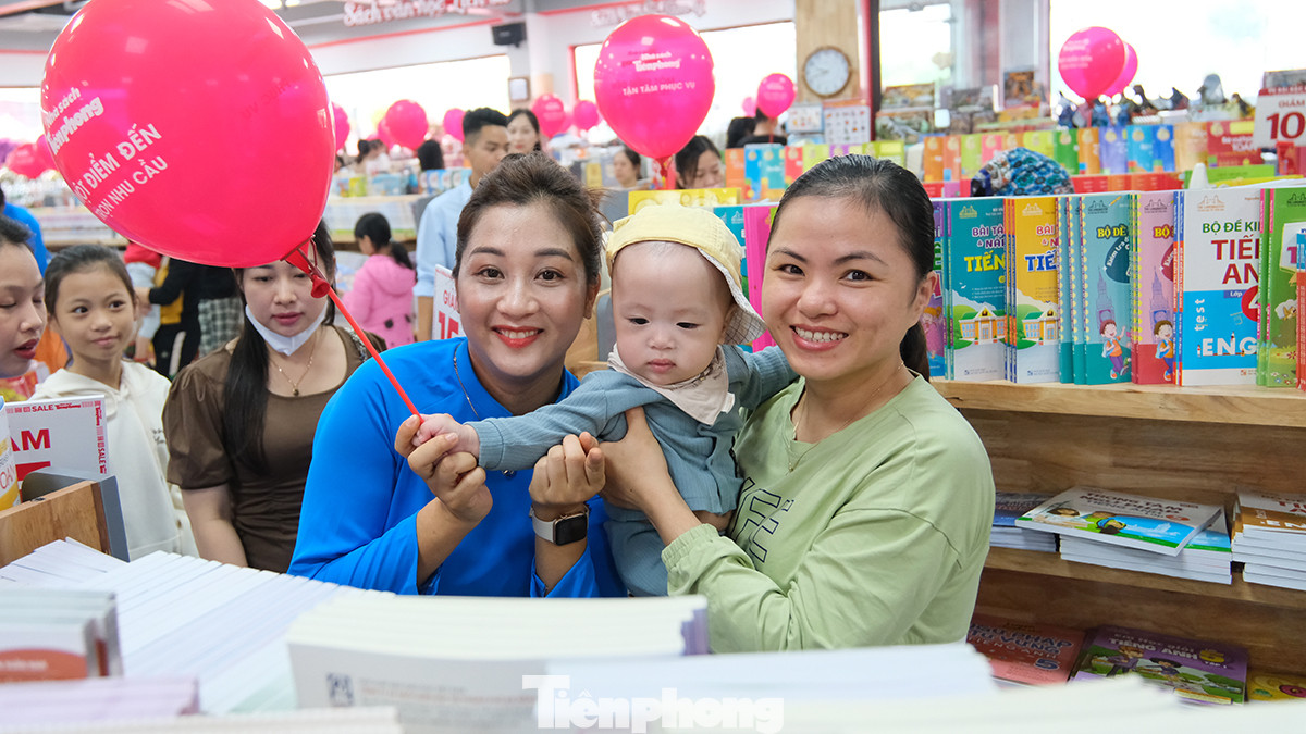 Nhà sách Tiền Phong cũng hứa hẹn là nơi đón du khách quốc tế tham quan, mua sắm sản phẩm thủ công mỹ nghệ địa phương, góp phần thực hiện chủ trương phát triển du lịch của tỉnh Ninh Bình.