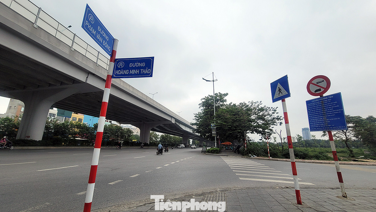 Tuyến đường thí điểm thứ hai được Sở GTVT Hà Nội lựa chọn để thí điểm là vỉa hè quanh công viên Hòa Bình và đường Hoàng Minh Thảo (quận Bắc Từ Liêm).