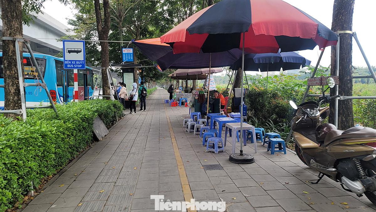 Mức kinh phí để tổ chức thí điểm hai tuyến đường dành cho xe đạp trên, Sở GTVT Hà Nội cho biết, gần 10 tỷ đồng, trích từ ngân sách nhà nước, riêng tuyến đường dọc sông Tô Lịch là 970 triệu đồng, tuyến xung quanh công viên Hòa Bình và đường Hoàng Minh Thảo 8,8 tỷ đồng.