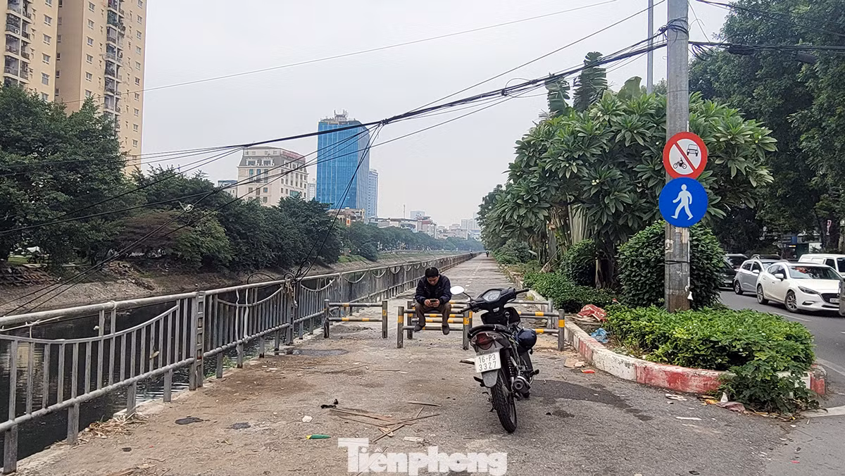 Theo phương án tổ chức làn xe đạp tại tuyến đường chạy dọc sông Tô Lịch của Sở GTVT, làn xe đạp sẽ được bố trí rộng 3 m, 1 mét còn lại dành cho người đi bộ. Theo phương án tổ chức làn xe đạp tại tuyến đường chạy dọc sông Tô Lịch của Sở GTVT, làn xe đạp sẽ được bố trí rộng 3 m, 1 mét còn lại dành cho người đi bộ.
