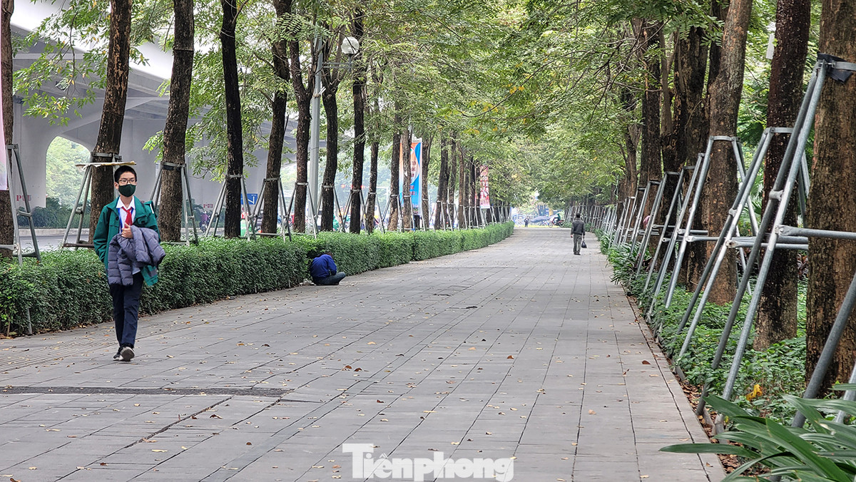 Dọc tuyến đường cũng có các trạm xe buýt để phục vụ hành khách đi xe đạp kết nối với các tuyến vận tải hành khách công cộng.