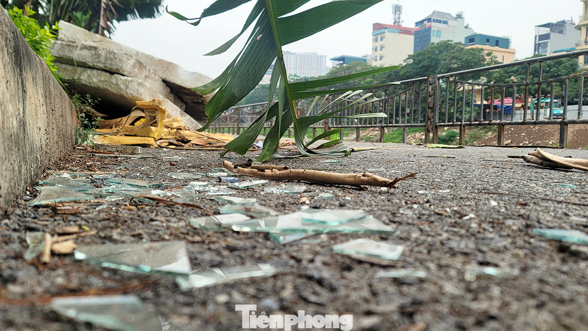 Kính vỡ, rác thải vương vấn khắp dọc tuyến đường ven sông Tô Lịch.