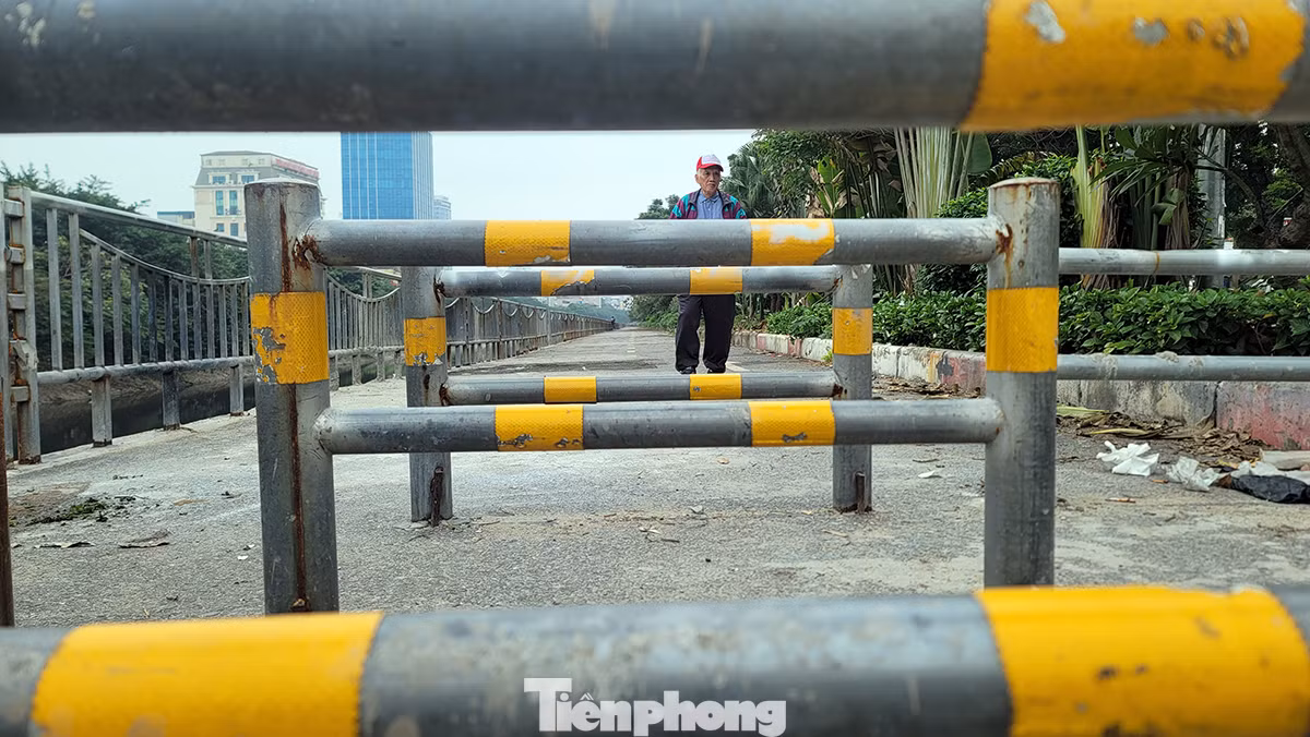 Hiện tuyến đường này đang dành cho người đi bộ và di chuyển bằng xe đạp. Hiện tuyến đường này đang dành cho người đi bộ và di chuyển bằng xe đạp.