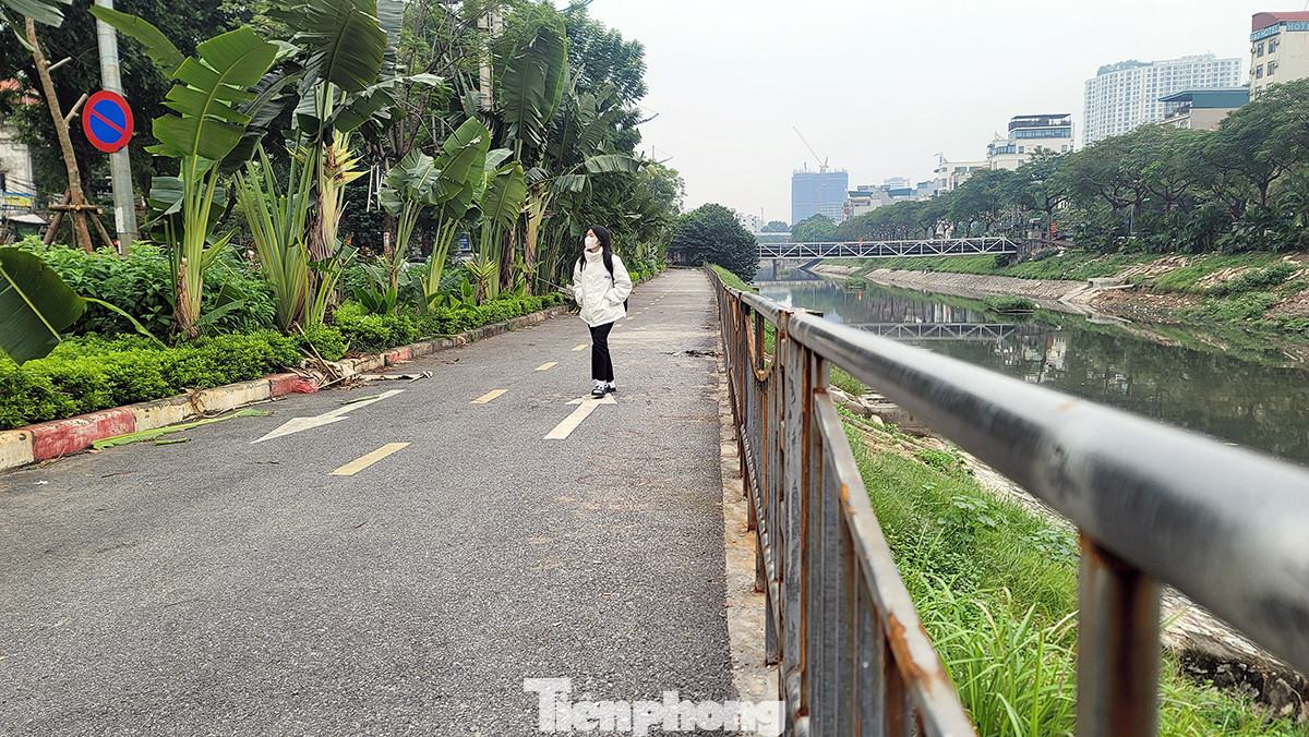 Hiện ngoài tuyến đường Láng rộng 6 làn xe, chạy dọc đường Láng còn có tuyến đường chạy dọc sông Tô Lịch vừa được cải tạo, hoàn thành rộng 4 m.