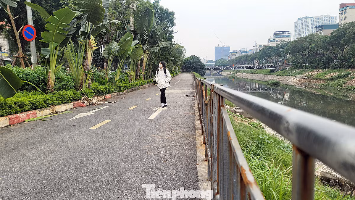 Hiện ngoài tuyến đường Láng rộng 6 làn xe, chạy dọc đường Láng còn có tuyến đường chạy dọc sông Tô Lịch vừa được cải tạo, hoàn thành rộng 4 m. Hiện ngoài tuyến đường Láng rộng 6 làn xe, chạy dọc đường Láng còn có tuyến đường chạy dọc sông Tô Lịch vừa được cải tạo, hoàn thành rộng 4 m.