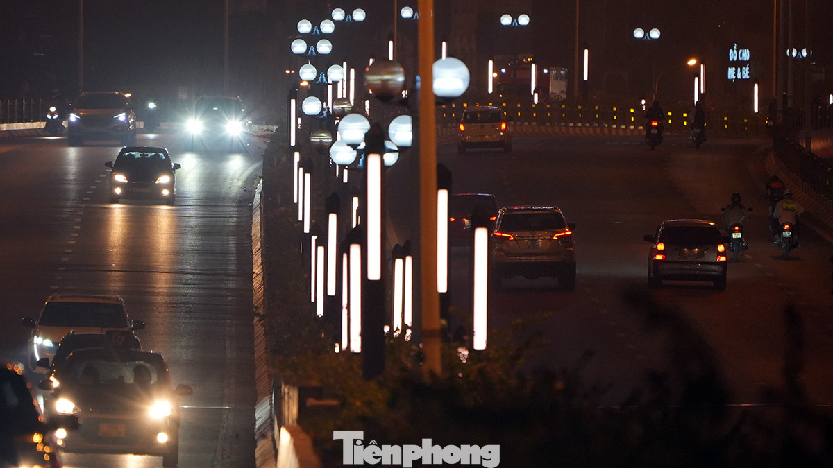 Tuy nhiên khi hoạt động, đèn có ánh sáng vàng đậm, tương phản với hệ thống đèn chiếu sáng giao thông và được lắp đặt trong hệ thống kính mờ để đảm bảo cho người tham gia giao thông không bị ảnh hưởng.