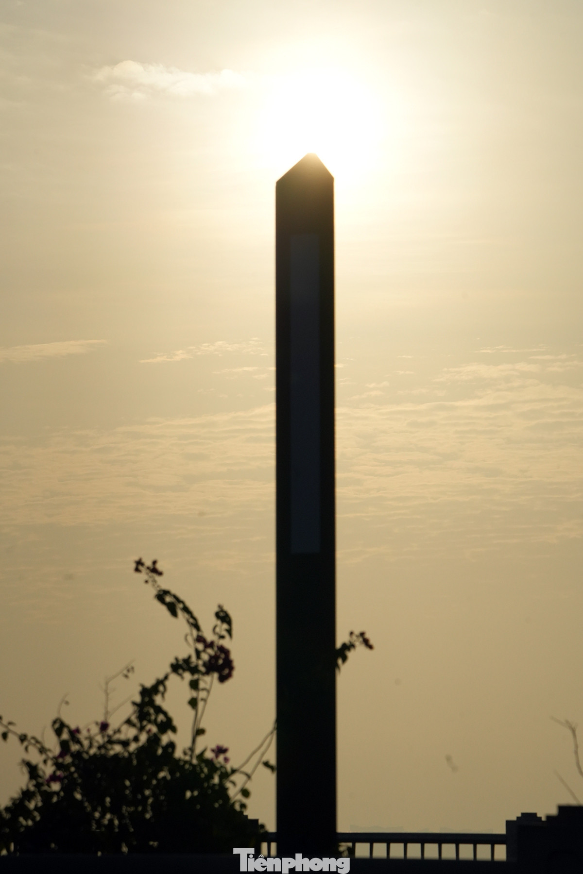 Những trụ đèn trang trí này được mọi người nhắc đến như những quả tên lửa từ lòng đất vươn lên trên không trung.