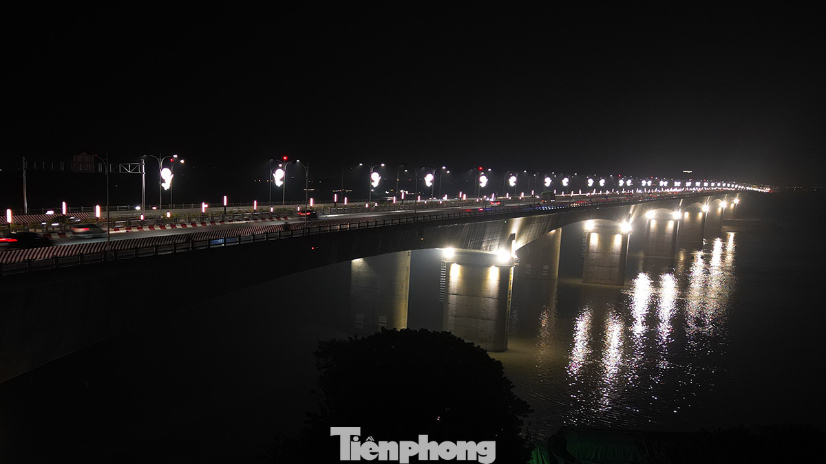 Hệ thống đèn chiếu sáng nghệ thuật trên cầu Vĩnh Tuy rực rỡ sắc màu khi màn đêm buông xuống.