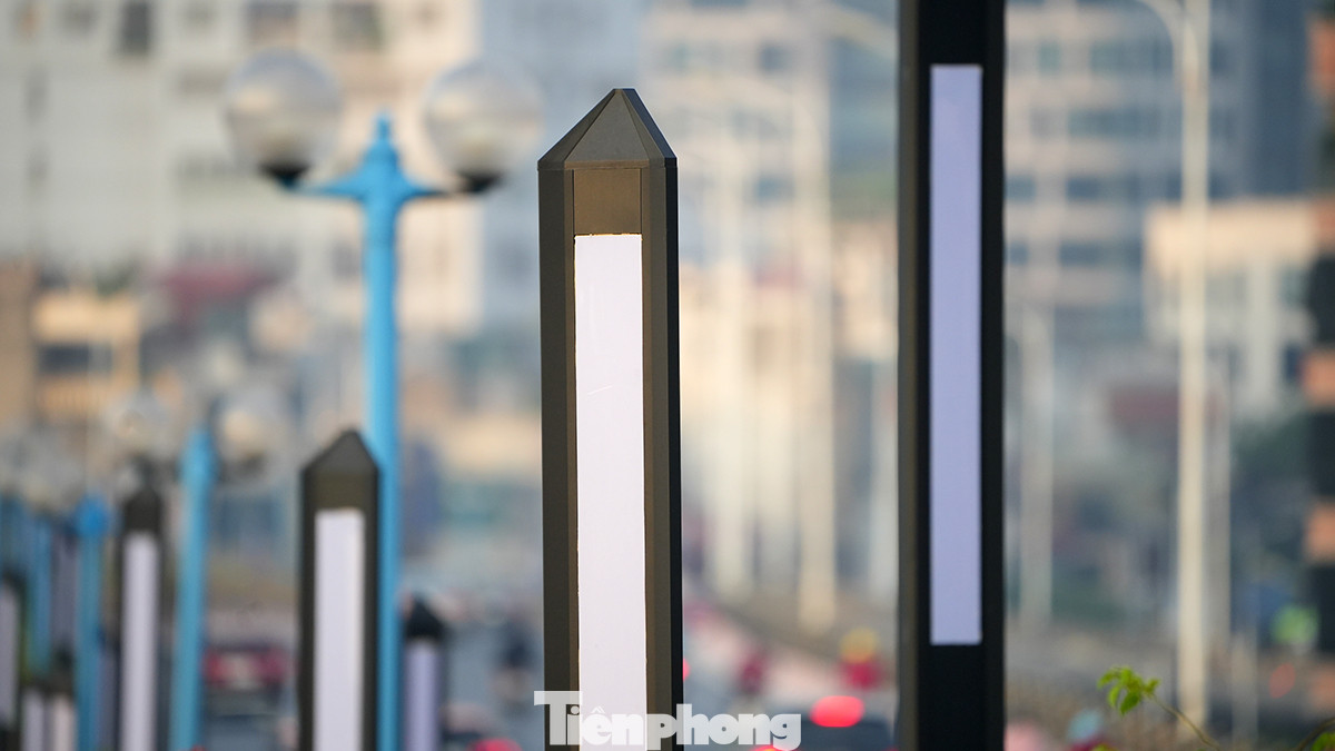 Hệ thống đèn led trang trí với các cột đèn có chiều cao khác nhau nhằm tạo hình lượn sóng khi về đêm, với ý tưởng Hà Nội dù đã trải qua bao thăng trầm vẫn vững bước đi lên, phát triển và tỏa sáng.