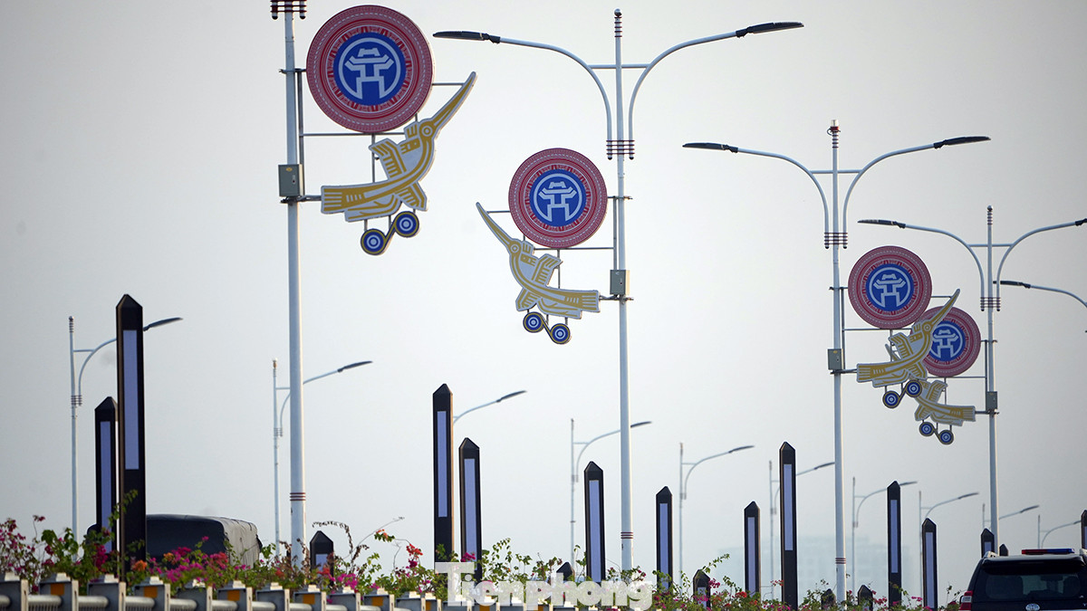 Bên cạnh đó còn có hệ thống đèn chiếu sáng trang trí mang tính biểu tượng của Hà Nội với hình ảnh chim hạc cõng mặt trống đồng, ở giữa có hình ảnh Khuê Văn Các.