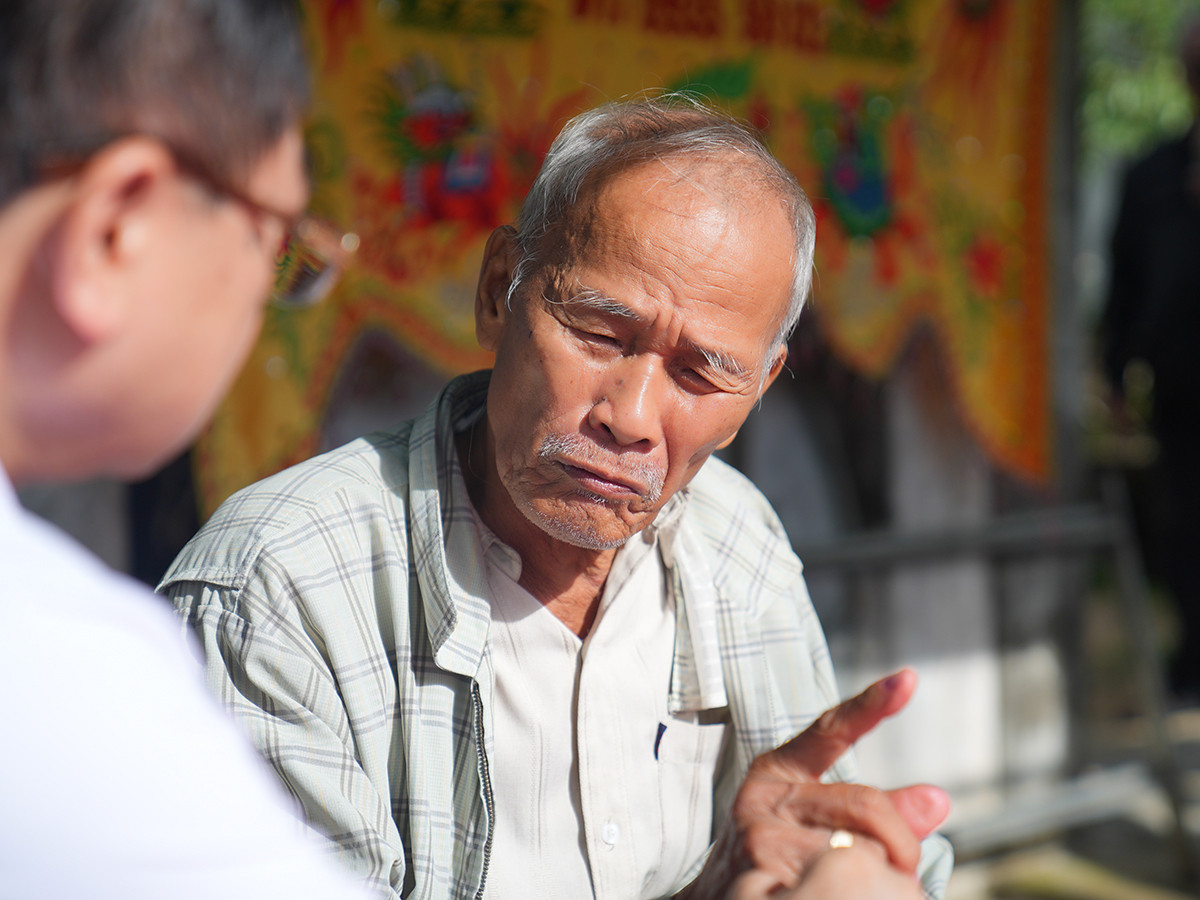 Ông nội của em H.N.H.O trò chuyện cùng nhà báo Lê Xuân Sơn, và gửi lời cảm ơn đến tập thể báo Tiền Phong đã thăm hỏi, động viên gia đình.