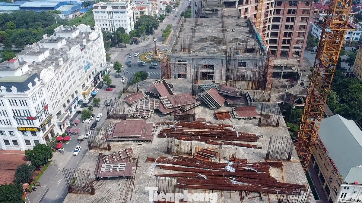 Vật tư, vật liệu xây dựng sau nhiều năm mưa nắng cũng đang trong tình trạng hỏng hóc, rỉ sét tiềm ẩn mất an toàn.