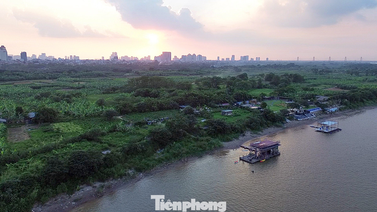 Bãi giữa sông Hồng rộng hàng trăm héc ta là không gian mở kỳ vọng cho phố đi bộ cũng như các hoạt động văn hóa của người dân Thủ đô. Bãi giữa sông Hồng rộng hàng trăm héc ta là không gian mở kỳ vọng cho phố đi bộ cũng như các hoạt động văn hóa của người dân Thủ đô.