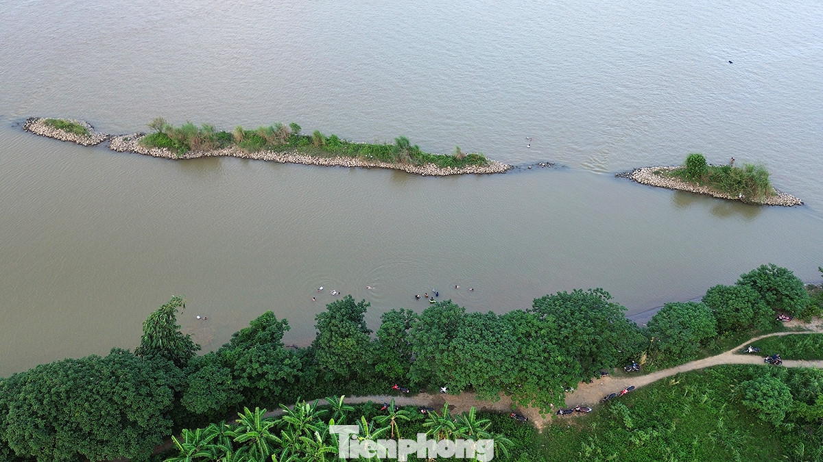 Những năm gần đây, dòng nước sông Hồng cũng trở nên hiền hòa yên ả do hệ lụy của việc xây dựng nhiều nhà máy thủy điện ở vùng thượng lưu. Những năm gần đây, dòng nước sông Hồng cũng trở nên hiền hòa yên ả do hệ lụy của việc xây dựng nhiều nhà máy thủy điện ở vùng thượng lưu.