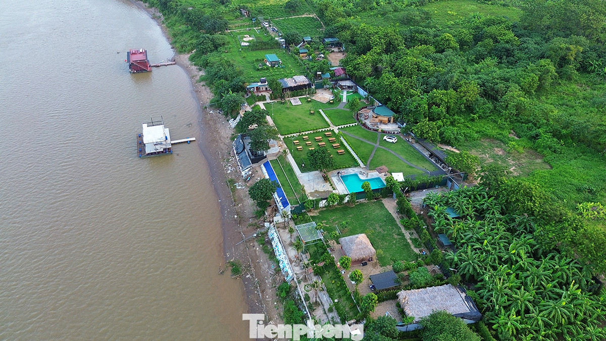 Hiện tại, nhiều diện tích trên bãi giữa sông Hồng bị lấn chiếm xây dựng khu vui chơi, nhà hàng. Hiện tại, nhiều diện tích trên bãi giữa sông Hồng bị lấn chiếm xây dựng khu vui chơi, nhà hàng.