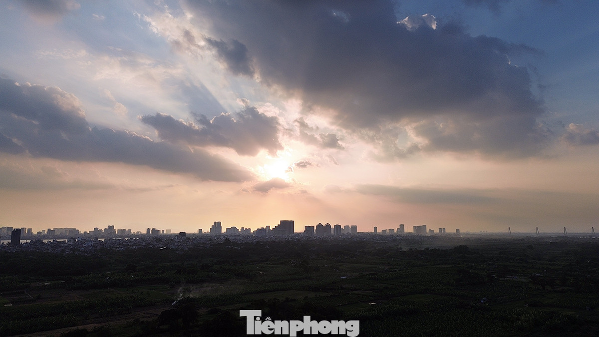 Sông Hồng nhìn về phía Hồ Tây với hoàng hôn tuyệt đẹp mỗi buổi chiều xuống. Sông Hồng nhìn về phía Hồ Tây với hoàng hôn tuyệt đẹp mỗi buổi chiều xuống.