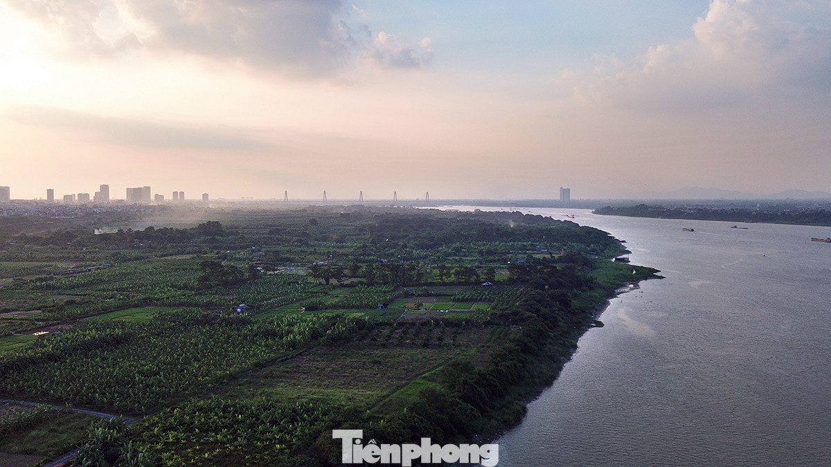 Từ khu vực bãi bồi đoạn cầu Long Biên, nhìn lên phía thượng nguồn là cây cầu Nhật Tân với trụ dây văng ấn hiện trong sương chiều. Từ khu vực bãi bồi đoạn cầu Long Biên, nhìn lên phía thượng nguồn là cây cầu Nhật Tân với trụ dây văng ấn hiện trong sương chiều.