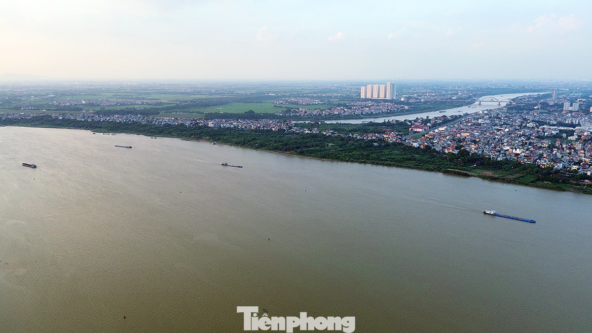 Từ bãi giữa sông nhìn về phía sông Đuống từ trên cao. Từ bãi giữa sông nhìn về phía sông Đuống từ trên cao.