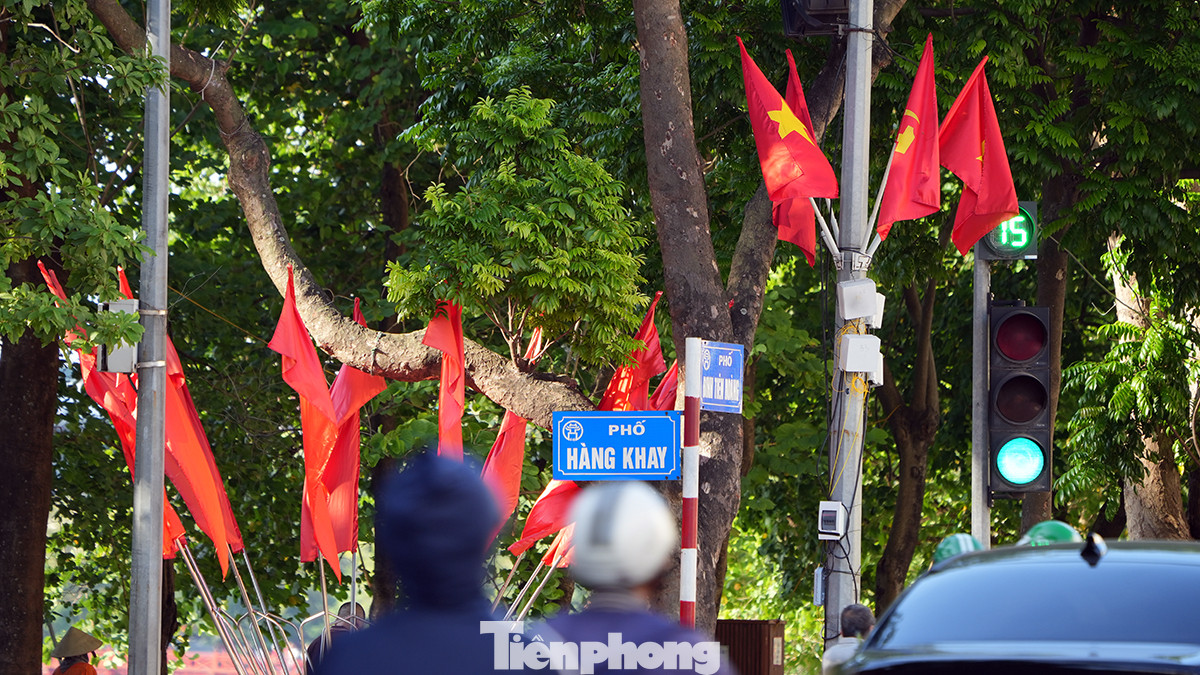 Cờ hoa trên phố Hàng Khay - Đinh Tiên Hoàng.