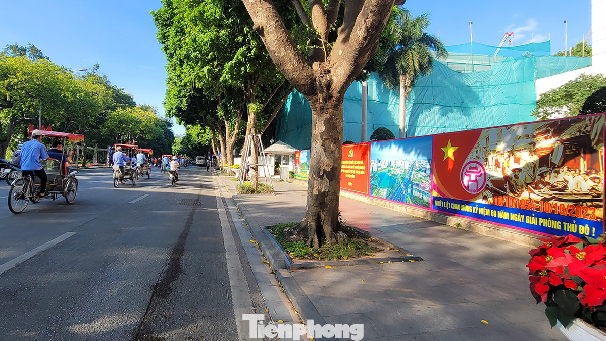 Tấm pano dài được đặt trước cổng UBND thành phố Hà Nội “Nhiệt liệt chào mừng 69 năm Ngày Giải phóng Thủ đô”.