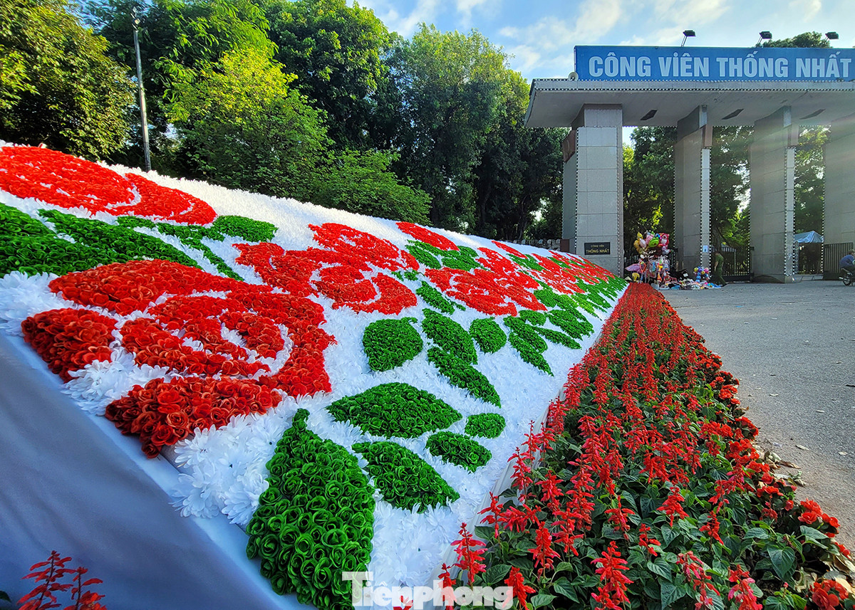 Trước cổng công viên Thống Nhất được trang hoàng rực rỡ.