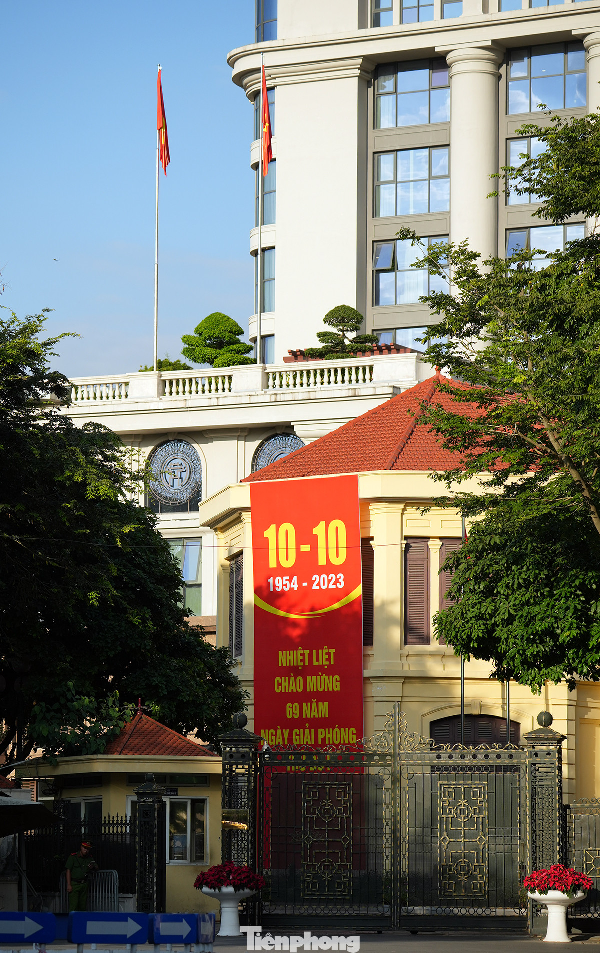 Nhìn lại quá trình phát triển của Thủ đô từ mốc son rực rỡ này, càng thấy rõ điểm tựa để Hà Nội phát triển như hôm nay chính là tinh thần đoàn kết, ý chí quật cường không bao giờ lùi bước trước khó khăn của các thế hệ cán bộ, chiến sĩ và nhân dân Thủ đô Hà Nội và cả nước.