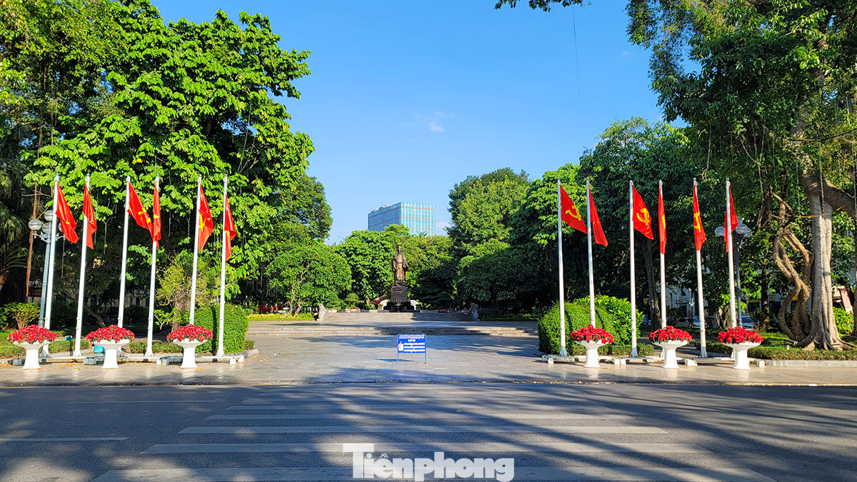 Quốc kỳ tung bay trước tượng đài Lý Thái Tổ bên Hồ Gươm lịch sử.