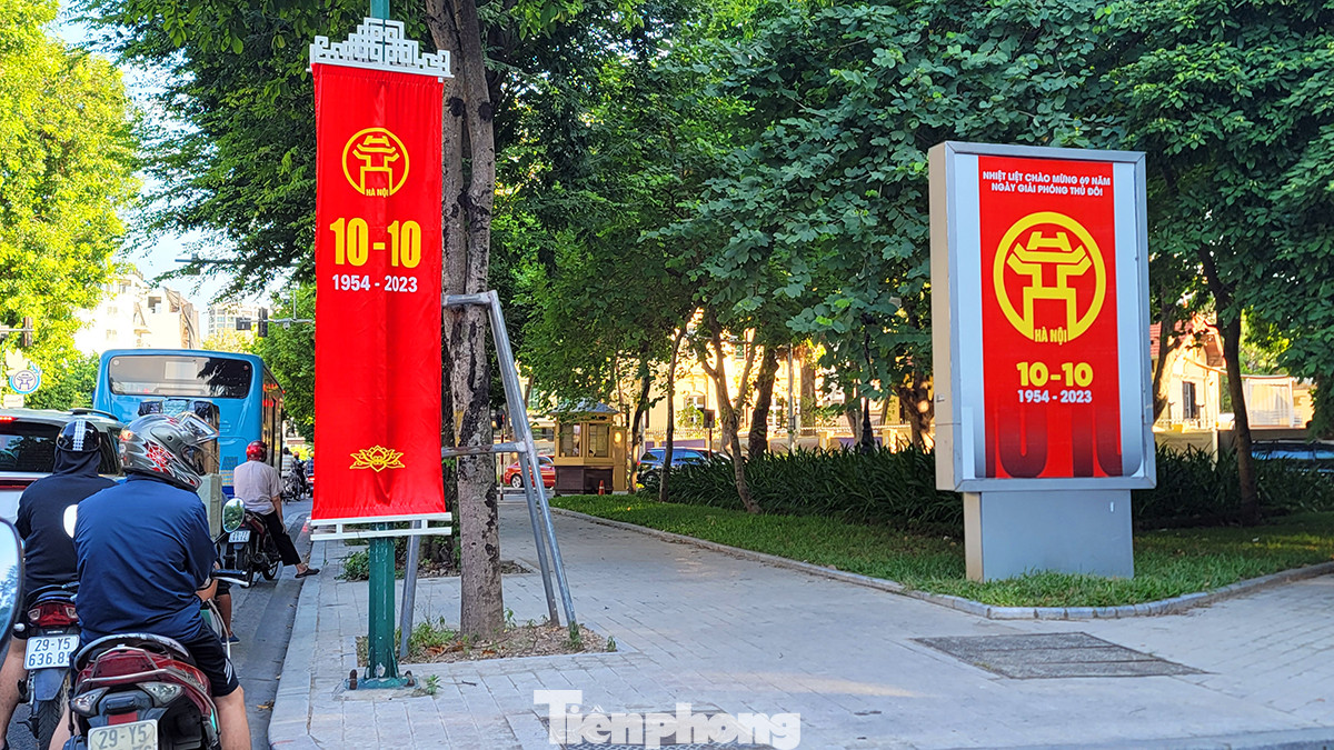 Không chỉ vì cờ, hoa, biểu ngữ hay các điểm văn hóa, văn nghệ diễn ra trên từng tuyến phố, mà bởi sự phấn khởi, rộn rã trong lòng mỗi người.